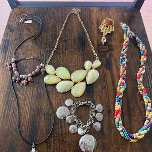 Elegant Gold and Cream Necklace D89